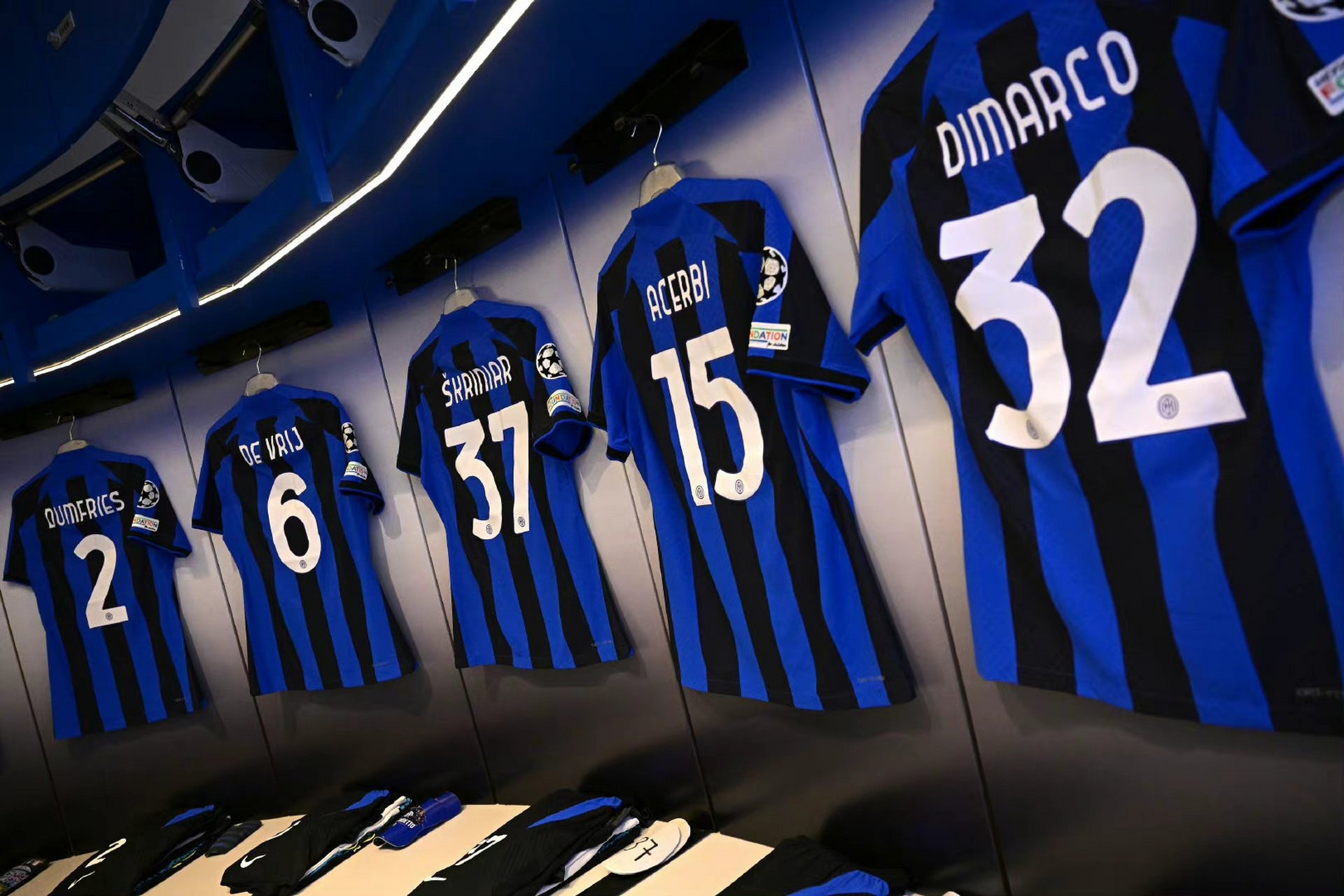 成都蓉城发布备战花絮，集结日完成体检，欧冠任务艰巨，更衣室氛围转暖